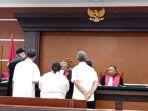 3-terdakwa-saat-menjalani-sidang-tuntutan-di-PN-Manadofhfghfgh7799jl.jpg