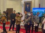 AHY-dan-Moeldoko-Berjabat-Tangan-Salaman-Sebelum-Sidang-Kabinet-Jokowi-di-Istana-Negara.jpg