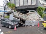 Breaking News: Atap Teras Bangunan di Bahu Mall Manado Ambruk, Timpa Sebuah Mobil yang Melintas