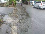 Air-saluran-yang-meluap-di-Jalan-S-Parman-Kotamobagu-Sulawesi-Utara-TYY67.jpg