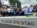 Aliansi-Bitung-Bergerak-meenggelar-aksi-damai-di-depan-Kantor-DPRD-Bitung-peti-jenazah.jpg