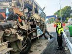 Anggota-Satlantas-Polrestabes-Semarang-melihat-kondisi-bus-alami-kecelakaan-di-jalan-tol-Semarang.jpg