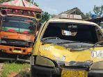Angkutan-umum-KPUM-ringsek-usai-dihantam-dump-truk-di-jalan-lintas-Sumetera.jpg
