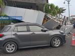 Foto-foto Mobil Tertimpa Reruntuhan Bangunan di Kompleks Bahu Mall Manado