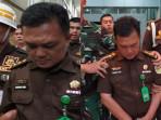 Bobby-Asia-BA-jaksa-gadungan-digiring-petugas-Kejati-Sumsel-usai-ditangkap.jpg