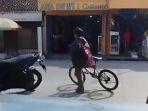 Bocah-10-tahun-itu-nekat-naik-sepeda-dari-Bojonegoro-untuk-temui-ibu-di-Surabaya.jpg