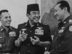 Bung-Karno-diapit-dua-jenderal-Jenderal-AH-Nasution-kiri-dan-Mayor-Jenderal-Soeharto.jpg