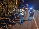 Caption-Polisi-saat-berada-di-Lokasi-TKP-Lakalantas-Maut-Foto-Istimewa.jpg