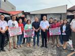 Caroll-Senduk-menyerahkan-langsung-bantuan-kepada-para-korban-kebakaran.jpg