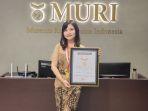 Clara-Veronica-Christy-PotuSPd-Guru-di-Bitung-yang-terima-Rekor-MURI.jpg