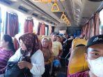 DAMRI-Suasana-saat-warga-hendak-menaiki-DAMRI-Manado-y5673.jpg