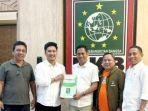 DPP-PKB-menyerahkan-SK-kepada-dr-Wenny-Gaib-dan-Rendy-Virgiawan-Mangkat-fghfgh.jpg