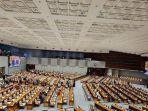 DPR-RI-menggelar-Rapat-Paripurna-pada-hari-ini-Selasa-532024-Ketua-DPR-RI-Puan-Maharani-absen.jpg