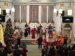Dalam-perayaan-menyambut-Natal-gereja-yang-dipimpin-Pendeta-Fransisca-Rumokoy.jpg
