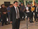 Dekan-FISIP-Unsrat-Dr-Ferry-Liando-memimpin-upacara-penghormatan-terhadap-Almarhum.jpg