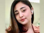Dewi-Perssik-menjelaskan-soal-lamaran-pilot-hingga-hubungan-sebenarnya-dengan-Rian-Ibram.jpg