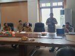 Direktur-PDAM-Tomohon-Adrian-Ngenget-kanan-saat-konferensi-pers09.jpg