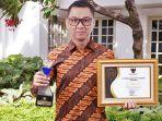 Direktur-Utama-PLN-Darmawan-Prasodjo-Foto-dapat-penghargaan.jpg