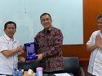 Dr-Obed-Bida-saat-mendapat-Cenderamata-Foto.jpg