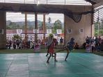 Dua-atlet-tengah-bertarung-di-dalam-arena-cabor-wushu-Porprov-Sulut-2022-Rabu-16112022-sore.jpg
