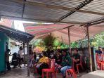 Ferdi-Guhuhuku-Tribun-Manado-Keluarga-dan-kerabat-saat-melayat-di-rumah.jpg