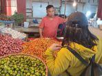 Ferdi-Guhuhuku-Tribun-Manado-Pedagang-bahan-pokok-di-Pasar-Bersehati-sedang.jpg