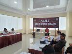 Foto-Kasat-Reskrim-Polres-Sitaro-Iptu-Rofli-Saribatian-saat-memberikan-materi.jpg