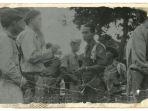 Foto-saat-Kolonel-Alex-Kawiralang-dan-Kolonel-Soeharti-diskusi-soal-operasi-militer89900.jpg