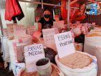 Foto-tribun-manadofernando-lumowa-Penjual-beras-di-Pasar-Pinasungkulan-Manado-Harga.jpg