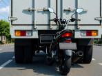 Gambar-AI-GROK-X-ilustrasi-motor-tabrak-truk-parkir.jpg