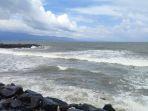 Gelombang-tinggi-disertai-angin-kencang-di-pesisir-Pantai-Boulevard-ll-Manado.jpg