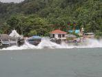 Gelombang-tinggi-yang-terjadi-di-perairan-laut-Sitaro-akibat-cuaca-ekstrem.jpg