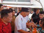 Gubernur-Sulawesi-Utara-Olly-Dondokambey-bagi-beras-gratis-ke-warga-Manado.jpg