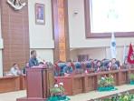 Gubernur-Sulawesi-Utara-Yulius-Selvanus-berbicara-dalam-rapat-paripurna.jpg