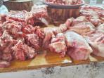 Harga-daging-babi-di-Pasar-Bersehati-Kota-Manado-Sulawesi-Utara-Sulut-Rabu-29-Oktober-2025.jpg