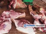 Harga-daging-babi-di-Pasar-Tondano-Minahasa-mengalami-kenaikan.jpg