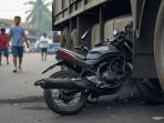 Ilustrasi-gambar-AI-GROK-X-kecelakaan-sepeda-motor-tabrak-truk.jpg
