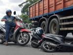 Ilustrasi-motor-tabrak-motor-lain-lalu-jatuh-terlindas-truk.jpg