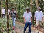 JALAN-KAKI-Wali-Kota-Bitung-Sulut-Maurits-Mantiri-bersama-Pimpinan-Perusahaan-Tribun-Manado.jpg