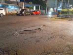 JALAN-Salah-satu-jalan-lubang-terdapat-di-seputaran-patung-ibu-dan-anaklo9.jpg