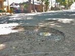 Jalan-rusak-dan-berlubang-di-Poyowa-Kecil-Kotamobagu-Sulawesi-Utara-dikeluhkan-warga.jpg
