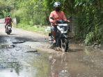 Jalan-rusak-yang-sudah-berbulan-bulan-tak-diperbaiki-Bitung-Sulawesi-Utara456.jpg