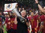 Jose-Mourinho-saat-menjuarai-UEFA-Conference-League-2021-2022-bersama-AS-Roma.jpg