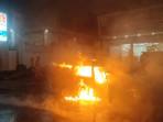KEBAKARAN-MOBIL-Kebakaran-mobil-di-depan-Apotek-Kimi.jpg