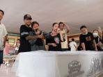 KORBAN-TAMBANG-Isak-Tangis-keluarga-saat-melihat-mayat-Fernando-Tongkotow.jpg