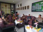 Kajari-Tomohon-Alfonsius-Loe-Mau-saat-memaparkan-capaian-penanganan-hjghjg.jpg