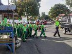 Kanit-Lantas-Iptu-Hendrik-Runtuwarouw-laksanakan-kegiatan-pengaturan-arus-lalu-lintas.jpg
