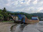 Kapal-Karya-Mekar-II-yang-terdampar-di-Pantai-Bulo-Kecamatfjgfjgfj.jpg