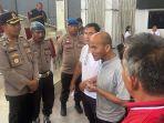 Kapolres-Bitung-AKBP-Alam-Kusuma-saat-menemui-para-demonstran-di-Kantor.jpg
