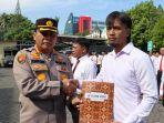 Kapolresta-Manado-Kombes-Julianto-Sirait-saat-memberikan-penghargaan-kepada-Aiptu-Jufri-Suhani8io.jpg